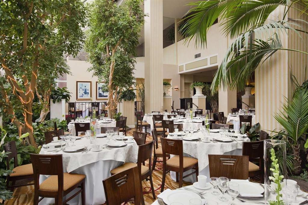Hilton Fort Wayne At The Grand Wayne Convention Center (Adults Only) Ресторан фото